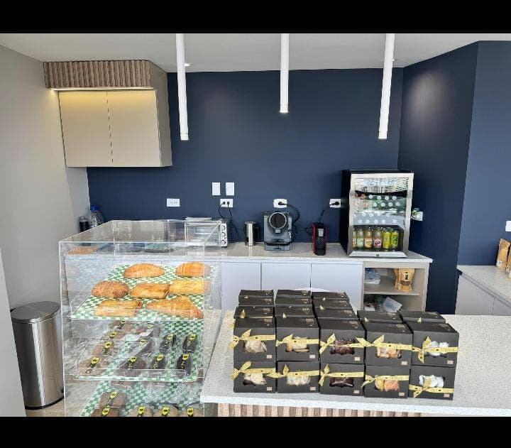 Cafetería con barra y áreas de descanso