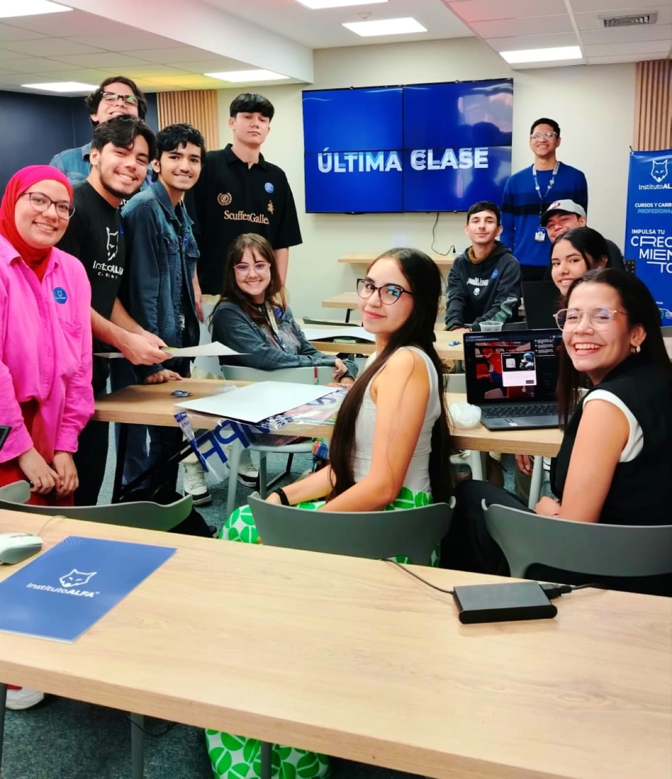 Clase magistral con alumnos en mesas de trabajo