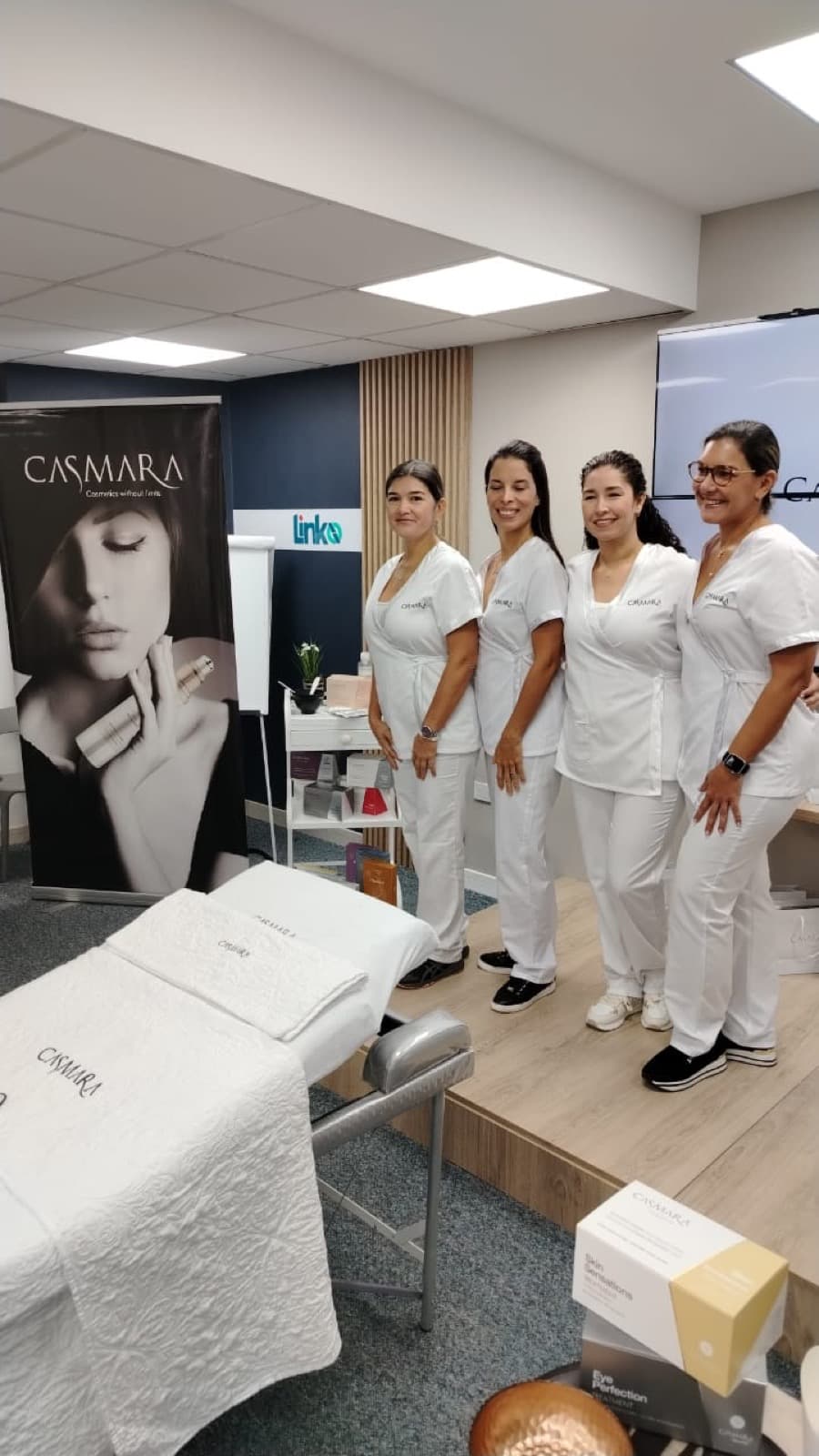 Lanzamiento de producto Casmara con stand y equipo en tarima