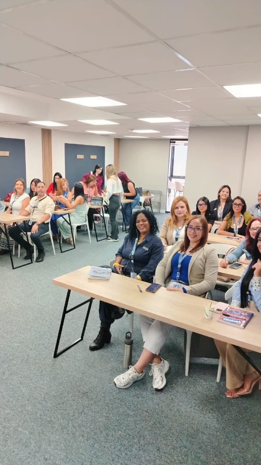Capacitación con asistentes tomando notas