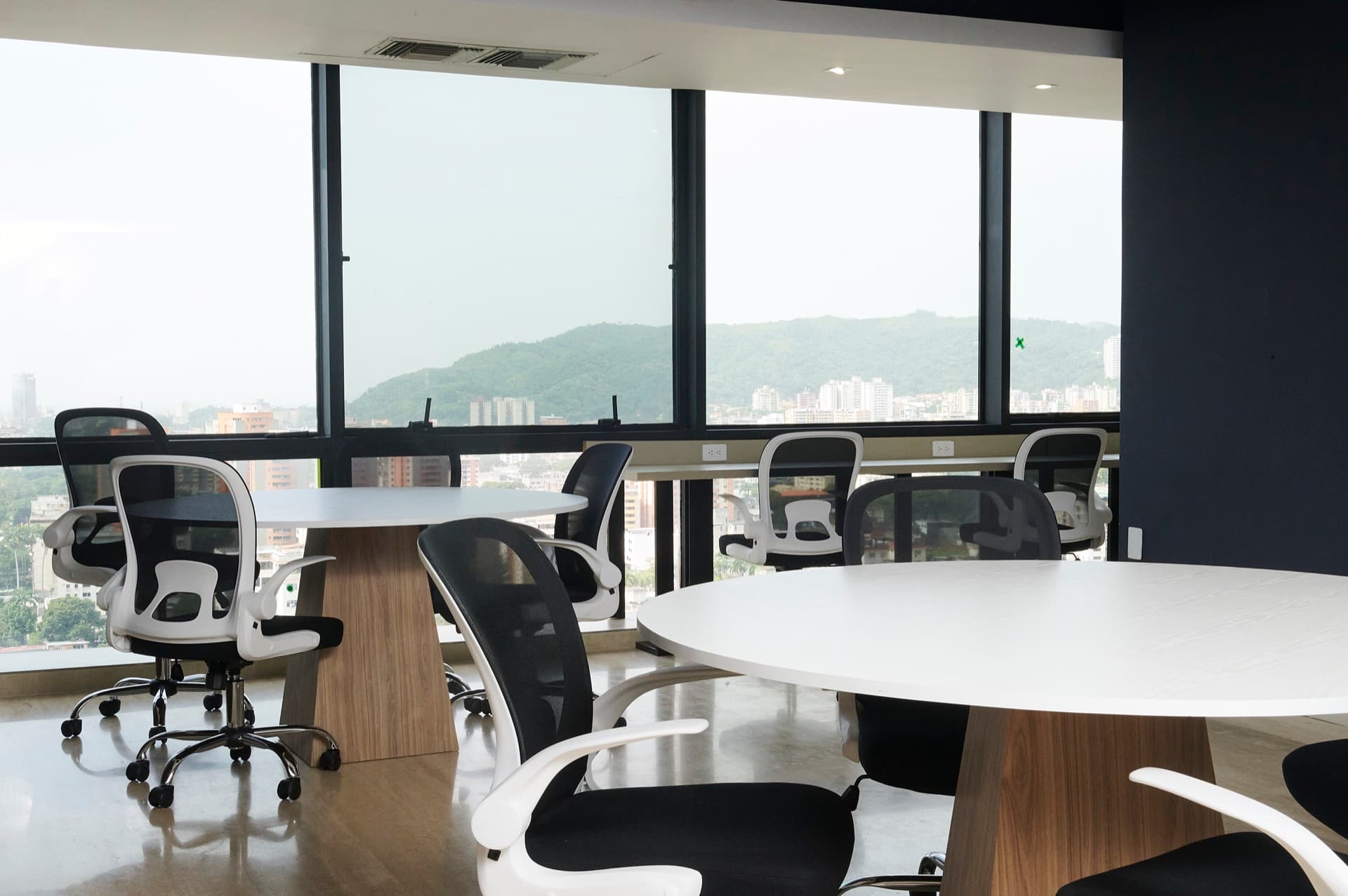 Área de hot desks con vista al valle