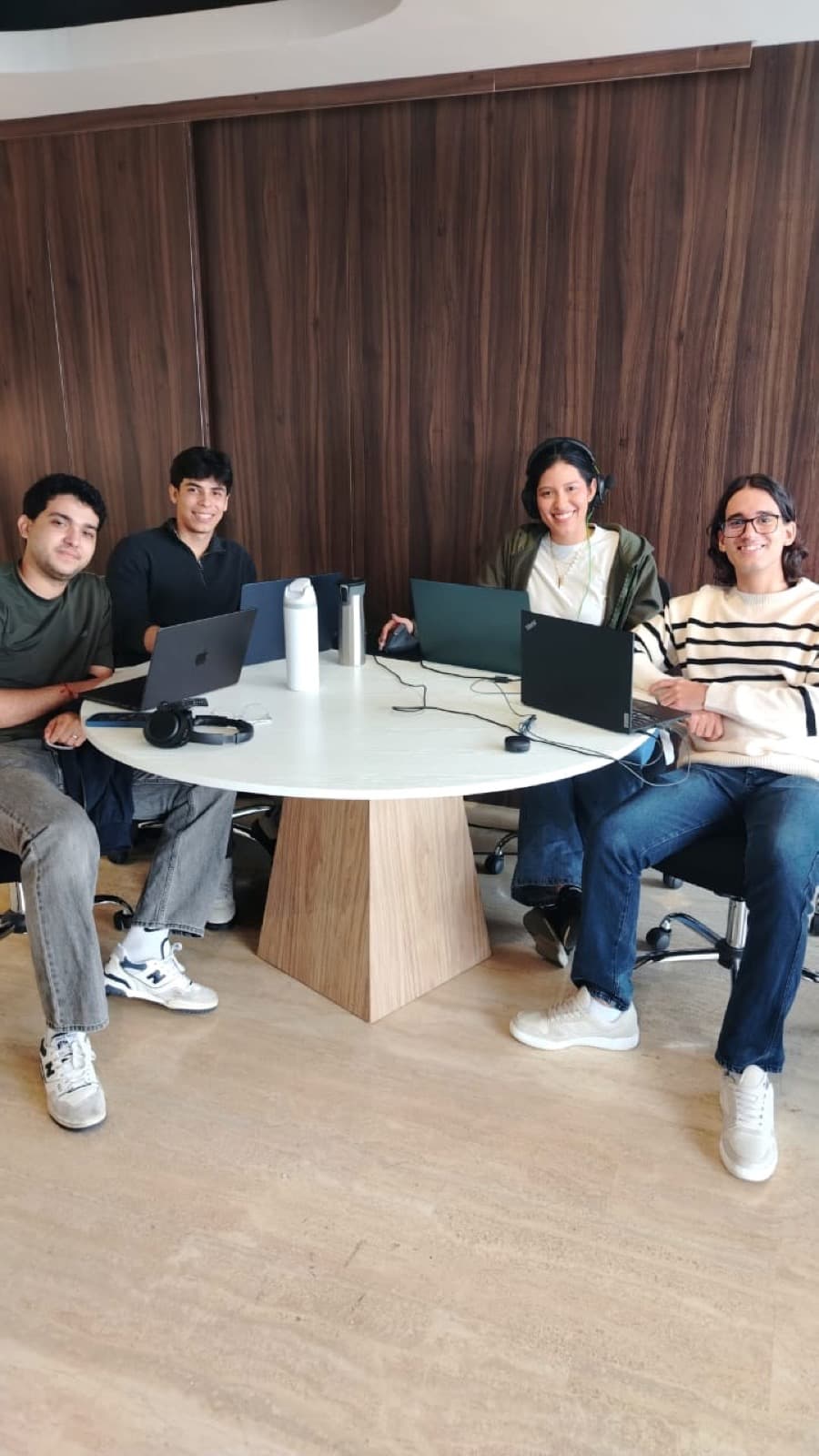 Sala Mesas Redondas configurada para reunión de equipo