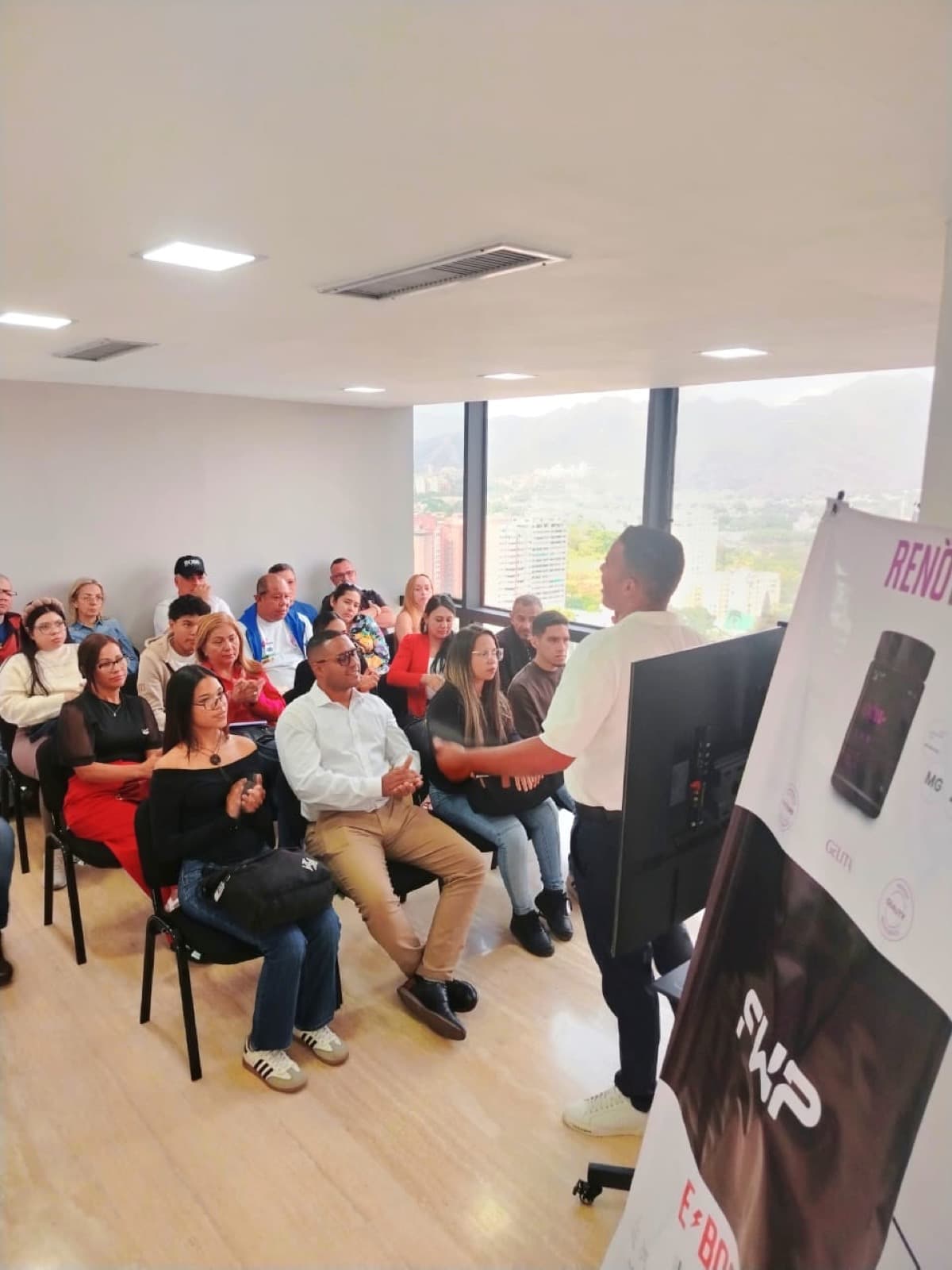 Sala 12 con presentación corporativa en curso