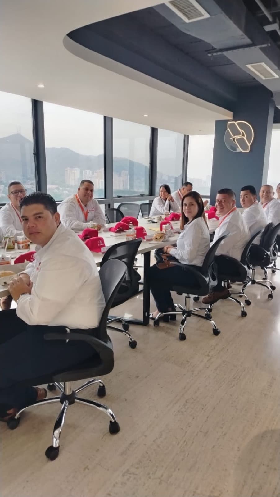 Encuentro corporativo durante un Linko Martes con mesa larga