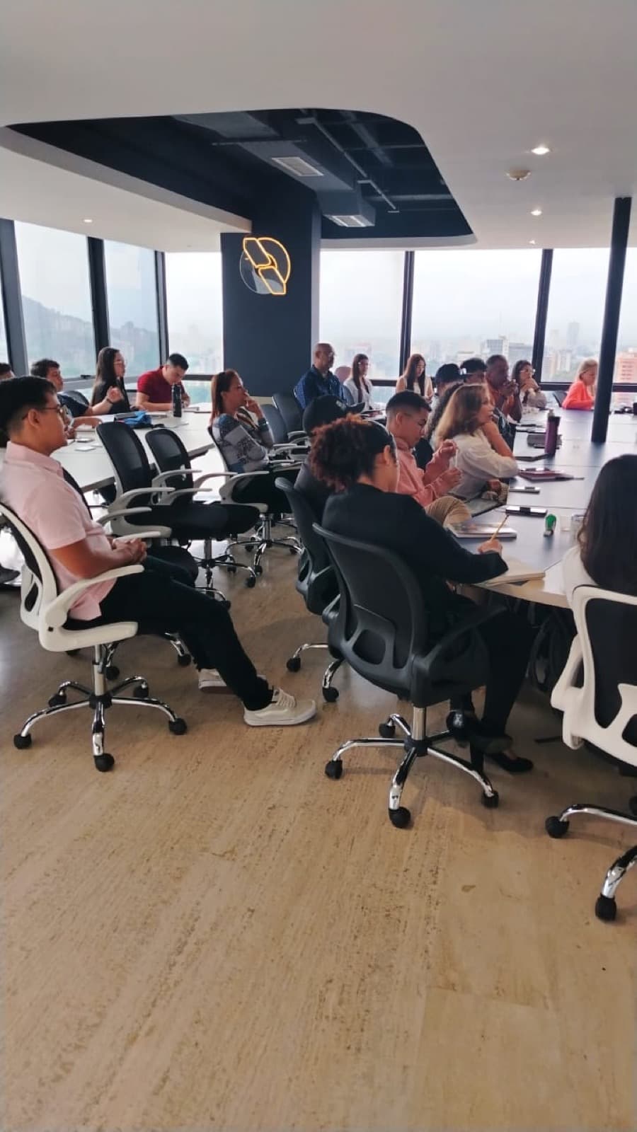 Sala La Sabana con configuración de U para reunión corporativa